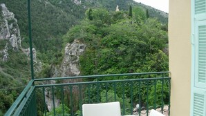 A balcony with white chairs and a green railing overlooking a mountainous landscape. - Le Balcon - PEILLE - Gîte (PEILLE)