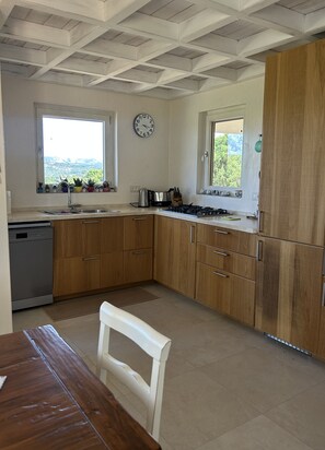 Un four, surface de cuisson, lave-vaisselle