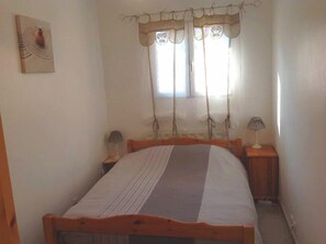 2 bedrooms, travel crib, free WiFi