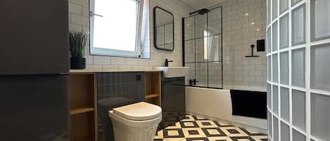 House, 2 Bedrooms | Bathroom | Free toiletries, hair dryer, towels, soap