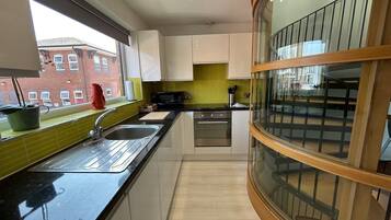 House, 2 Bedrooms | Private kitchen