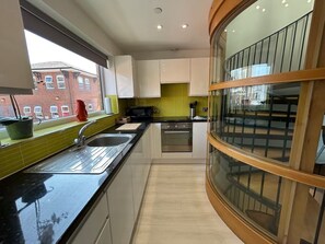 House, 2 Bedrooms | Private kitchen | Full-size fridge, microwave, oven, stovetop - Cuthbert's Yard (Lincoln)