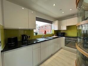 House, 2 Bedrooms | Private kitchen | Full-size fridge, microwave, oven, stovetop - Cuthbert's Yard (Lincoln)