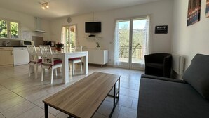 A modern apartment with a dining area, kitchen, living room, and balcony. - Le Palmier - BENDEJUN (BENDEJUN)