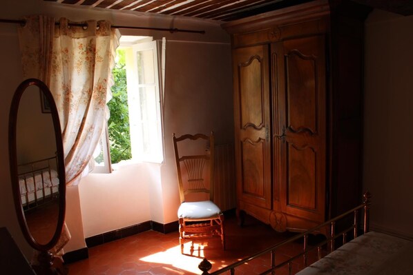 Travel cot, free WiFi