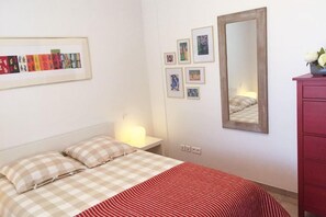 2 bedrooms, travel cot, free WiFi
