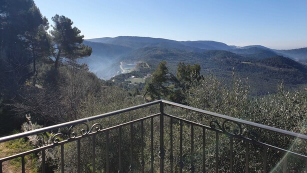 A scenic view from a balcony with a metal railing, overlooking a valley with mountains, trees, and a river. - La Maison Blanche - BLAUSASC (BLAUSASC)