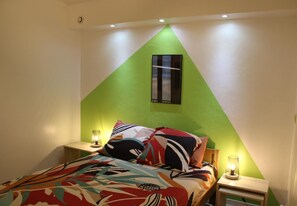2 bedrooms, travel crib, free WiFi