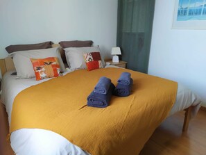 2 bedrooms, travel crib, free WiFi
