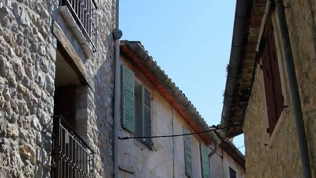 A narrow street with stone buildings, a balcony, and a street lamp. - Saint-Roch - PEILLE - Gîte (PEILLE)