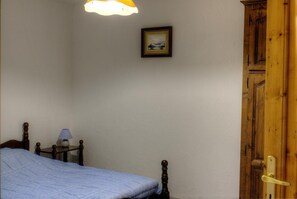 Travel cot, free WiFi