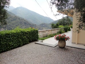 A gravel pathway leading to a building with a view of mountains. - Chez Marino - BREIL-SUR-ROYA (BREIL-SUR-ROYA)