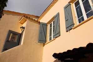 تفاصيل الفندق من الخارج