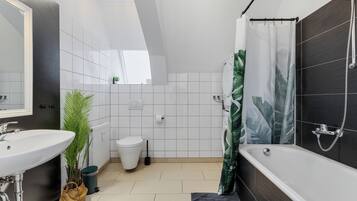 Haartrockner, Handtücher, Seife, Toilettenpapier