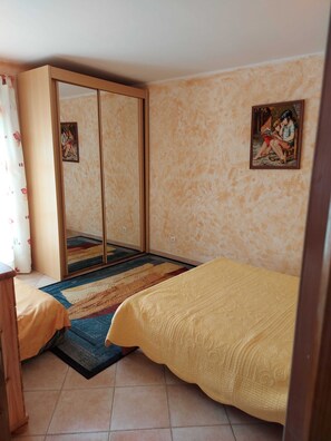 Travel crib, free WiFi