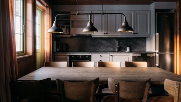 Classic Cabin, Mountain View | Private kitchen
