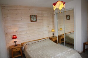 2 bedrooms, travel cot, free WiFi