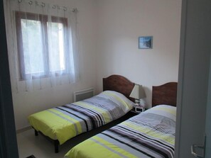 3 bedrooms, travel cot
