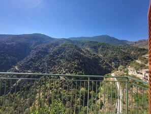 A balcony with a view of a mountainous landscape. - The New Barn - BAIROLS (BAIROLS)