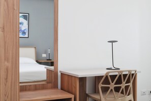 Premium Apartment, 2 Bedrooms | Meja, ruang kerja komputer riba, seterika/papan seterika, Wi-fi percuma 