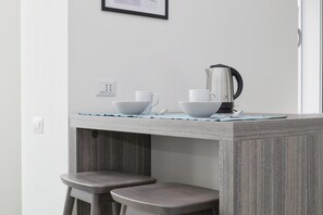 Premium appartement, 2 slaapkamers | Privékeuken | Een koelkast, een kookplaat, een koffiezetapparaat/waterkoker