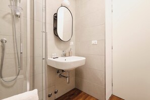 Standard Apartment, 1 Bedroom | Bathroom | Shower, hair dryer, bidet, towels - JOIVY Porta Nuova (Milan)