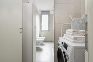 Premium Apartment, 2 Bedrooms | Bathroom | Shower, hair dryer, bidet, towels - JOIVY Porta Nuova (Milan)
