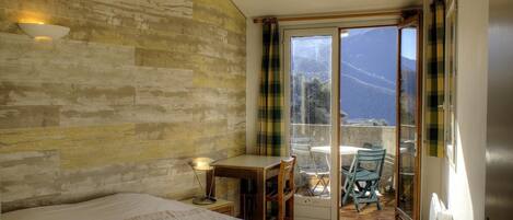 1 Schlafzimmer, Reisekinderbett