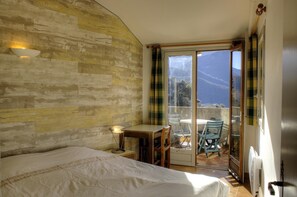 1 bedroom, travel crib, WiFi