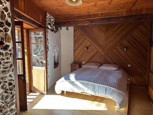 1 bedroom, travel cot, free WiFi