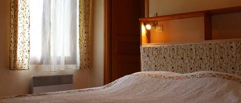 2 bedrooms, travel crib