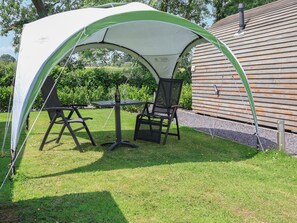 Outdoor dining - Honeypot Hideaways - Manuka (Chester)