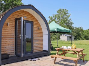 Outdoor dining - Honeypot Hideaways - Clover (Chester)