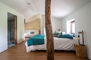 2 bedrooms, travel crib, free WiFi