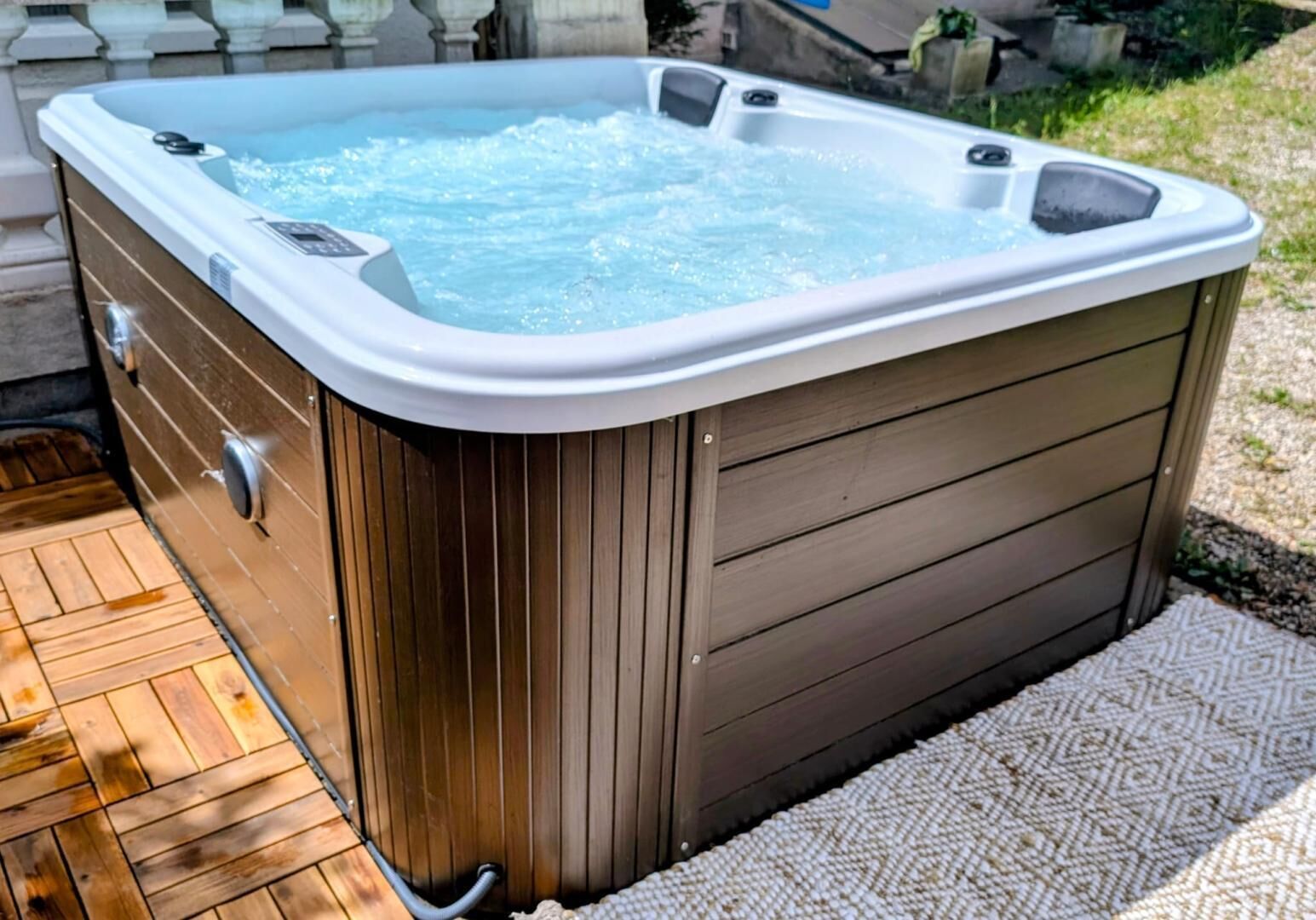 Outdoor spa tub