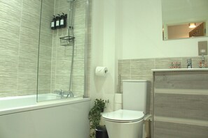 Haartrockner, Handtücher, Seife, Toilettenpapier
