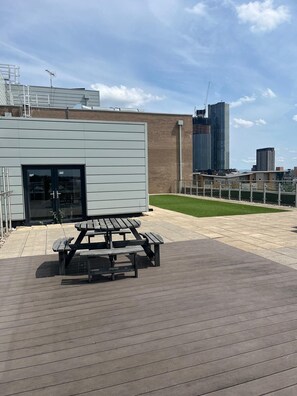 Outdoor dining - 1BR City Apt Nr Arena, Attractions&Wifi -Manchester central, sofabed, amenties! (Salford)