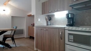 Four à micro-ondes, un four, lave-vaisselle