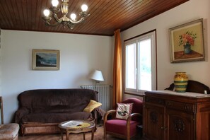 Televisión y chimenea 