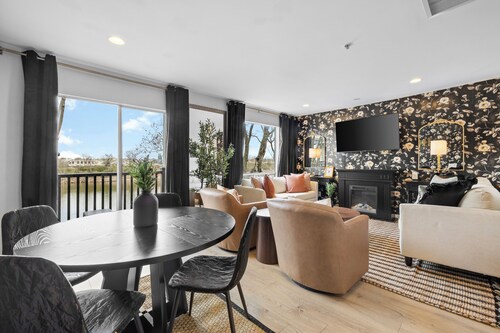 Riverfront Condo | Walk Downtown | Pool + Parking