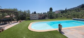 Pool - La Bastide Centifolia - Roses of May (GRASSE)