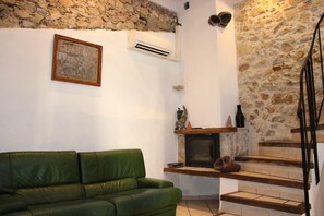 Televisión y chimenea 