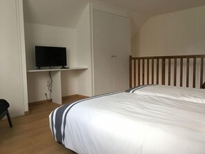 Travel cot, free WiFi