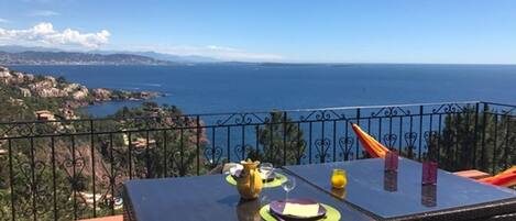 屋外ダイニングエリア