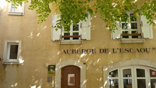A building with a sign reading "AUBERGE DE L'ESCAOU".