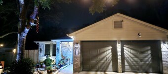 Hot tub-fire pit-game room-Lake Travis-sleeps 6-house near Austin in Cedar Park