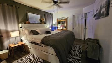 2 habitaciones, escritorio y tabla de planchar con plancha