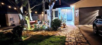 Hot tub-fire pit-game room-Lake Travis-sleeps 6-house near Austin in Cedar Park