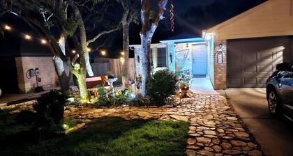 Hot tub-fire pit-game room-Lake Travis-sleeps 6-house near Austin in Cedar Park