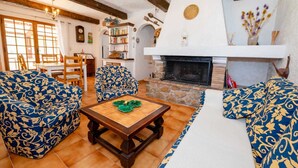 A cozy living room with patterned sofas, a wooden coffee table, and a fireplace. - Laure-Anne - SAINT-AUBAN (SAINT-AUBAN)